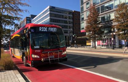 red bus only lane on m st se